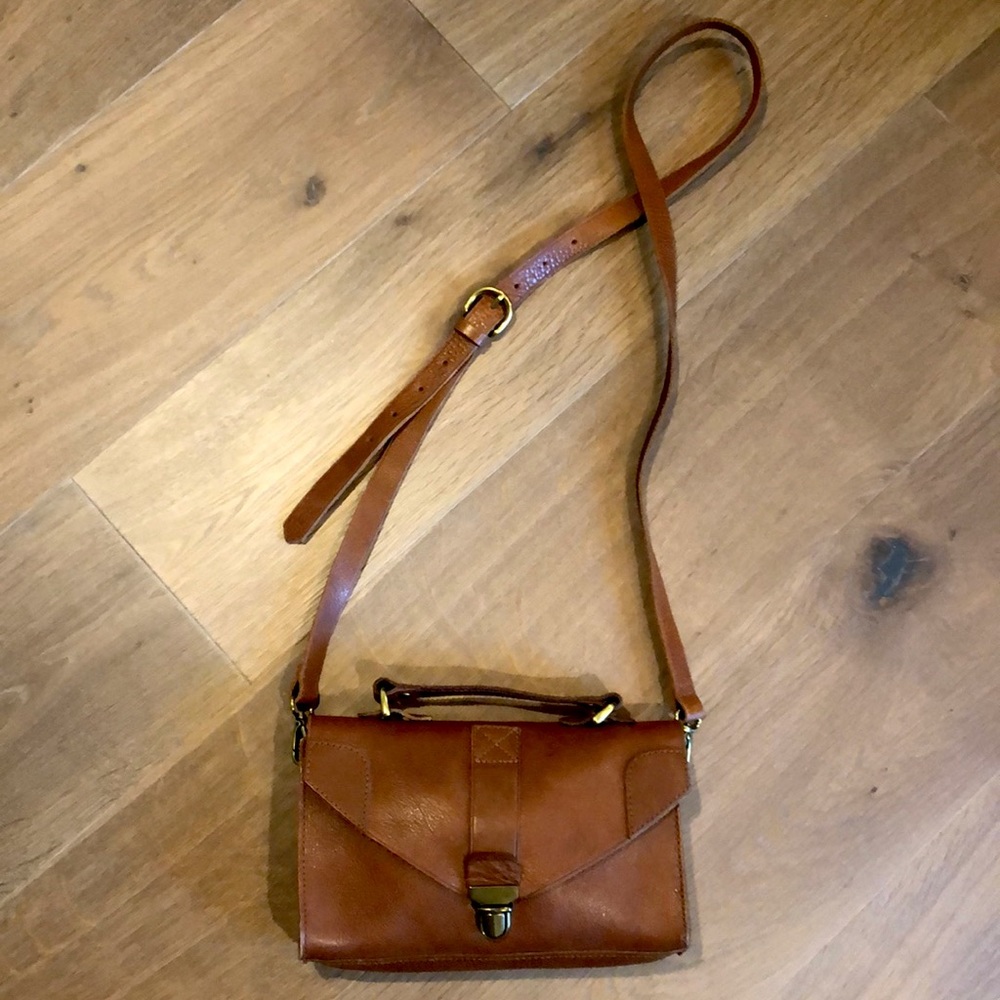 Brown leather messenger purse. 9x5